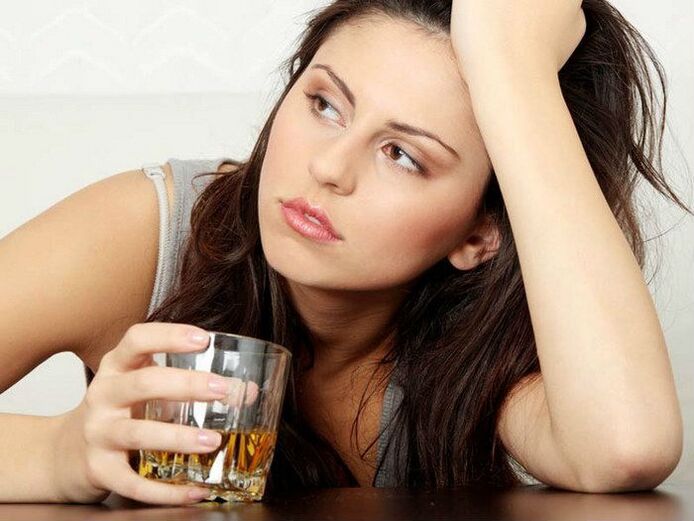 Une femme avec de l'alcool